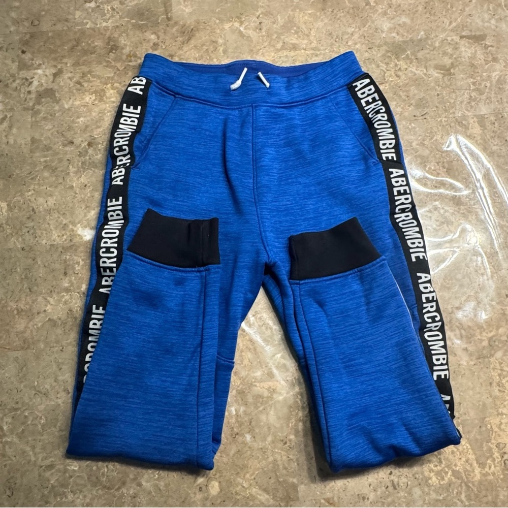 Abercrombie kids boys blue jogger sweatpants
Like new condition
Size 11/12